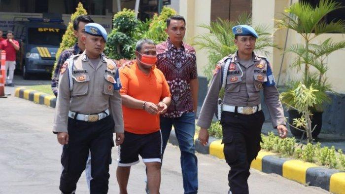 Pelaku pembunuhan menantu yang hamil 7 bulan di Pasuruan, saat digelandang di Mapolres Pasuruan, Kamis (2/11/2023).