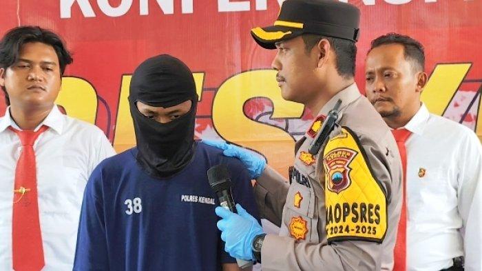 Pelaku pembunuhan santriwati Kendal, Naufal mengenakan penutup wajah saat gelar perkara di Mapolres Kendal, Senin (28/10/2024).
