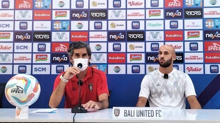 Pelatih Bali United Stefano Cugurra bersama pemain Mohamed Rashid saat hadir dalam sesi jumpa pers jelang laga versus PSIS Semarang.
