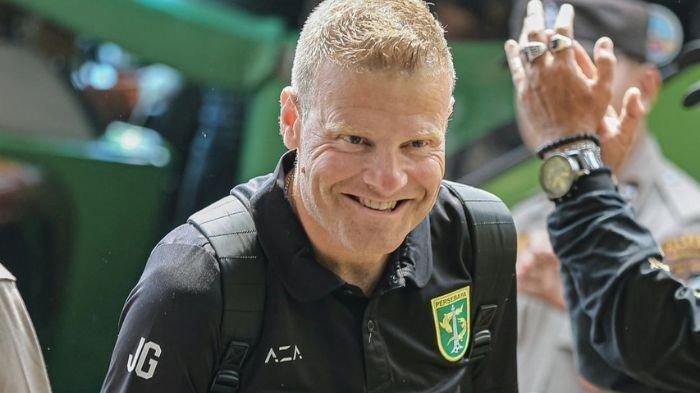 Pelatih Persebaya Surabaya, Josep Gombau saat tiba di Stadion Gelora Bangkalan, Madura jelang laga melawan Madura United di laga pekan ke-12 Liga 1 2023/2024, Minggu (17/9).