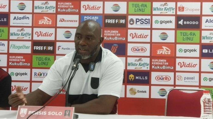 Pelatih Persis Solo Jacksen F Tiago memberikan keterangan seusai laga Persis Solo vs PSIS Semarang di Stadion Manahan Solo, Selasa (21/6/2022).