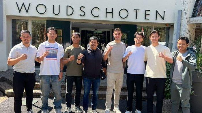 Pelatih Timnas U-20 Indonesia, Indra Sjafri berfoto dengan lima pemain Belanda keturunan Indonesia