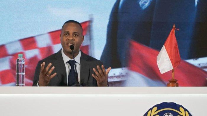 Pelatih baru Timnas Indonesia Patrick Kluivert memberikan keterangan dalam jumpa pers di Hotel Mulia, Senayan, Jakarta Pusat, Minggu (12/1/2025).