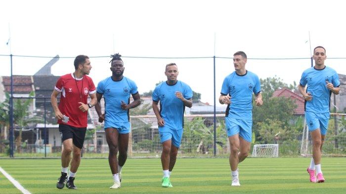 Pelatih fisik PSIS Semarang Alberto Garcia (Kiri) mendampingi latihan perdana empat pemain asing baru PSIS dalam latihan di lapangan Wisesa Mranggen Demak, Kamis (4/7/2024).