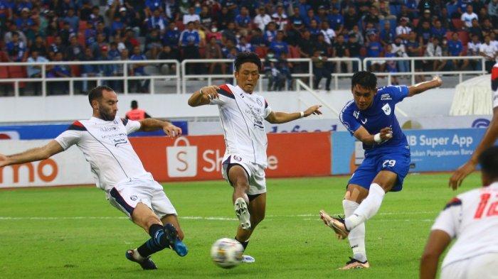 Pemain Arema FC Sergio Silva dan Renshi Yamaguchi memblock tendangan pemain PSIS Semarang Septian David Maulana dalam laga lanjutan BRI Liga 1 2022/2023 pekan ke-19 di Stadion Jatidiri Semarang, Sabtu (21/1/2023).
