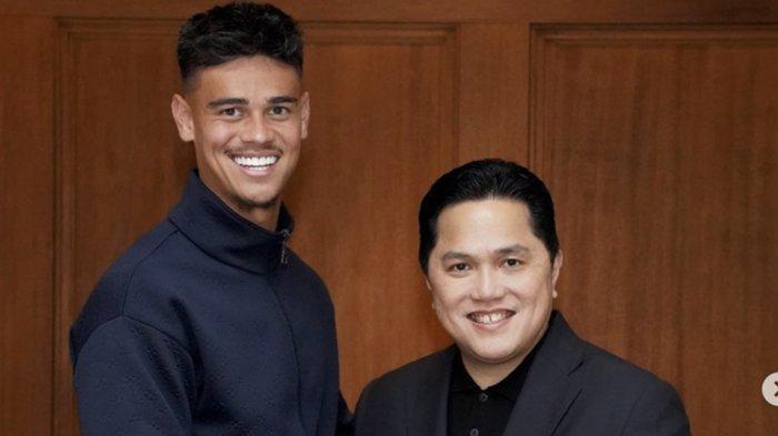 Pemain FC Twente, Mees Hilgers, berjabat tangan dengan Ketua Umum PSSI, Erick Thohir.