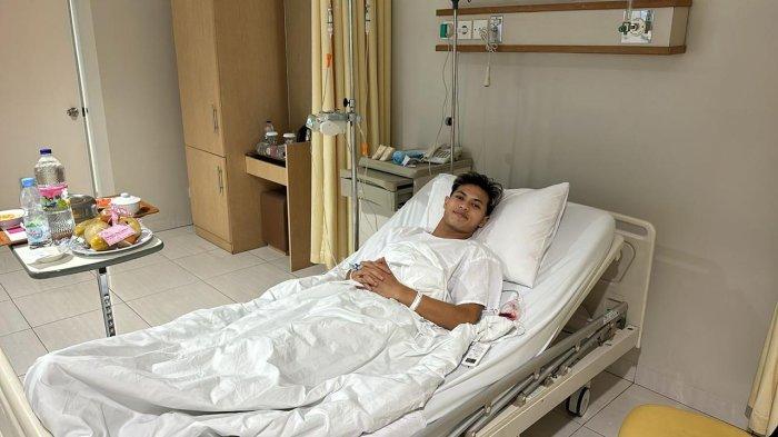 Pemain PSIS Semarang Alfeandra Dewangga saat menjalani perawatan di Rumah Sakit Mitra Keluarga Cibubur.
 