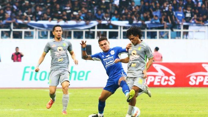 Aksi pemain PSIS Semarang Gali Freitas memenangkan duel perebutan bola dengan pemain Persebaya Surabaya Ripal Wahyudi dalam laga lanjutan BRI Liga 1 2023/2024 di Stadion Jatidiri Semarang, Minggu (16/7/2023) -