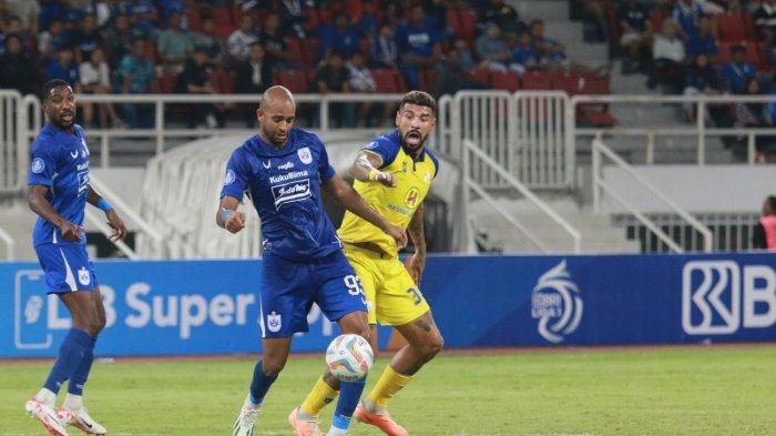 Pemain PSIS Semarang Lucas Gama memenangi perebutan bola dengan pemain Barito Putera Renan Alves dalam laga pekan ke-13 BRI Liga 1 2023/2024 di Stadion Jatidiri Semarang, Jumat (22/9/2023) malam.