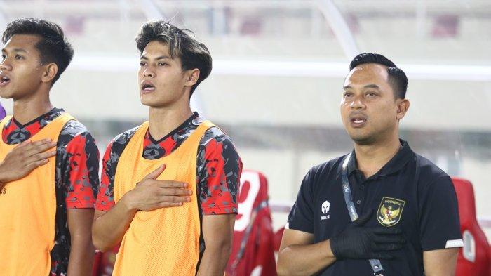 Menyanyikan Indonesia Raya: Pemain PSIS Semarang dan juga Tim Nasional Indonesia U-23 Alfeandra Dewangga menyanyikan lagu Indonesia Raya dari bench sesaat sebelum laga melawan Turkmenistan di Kualifikasi Piala Asia U-23 yang berlangsung di Stadion Manahan Solo beberapa waktu silam.
