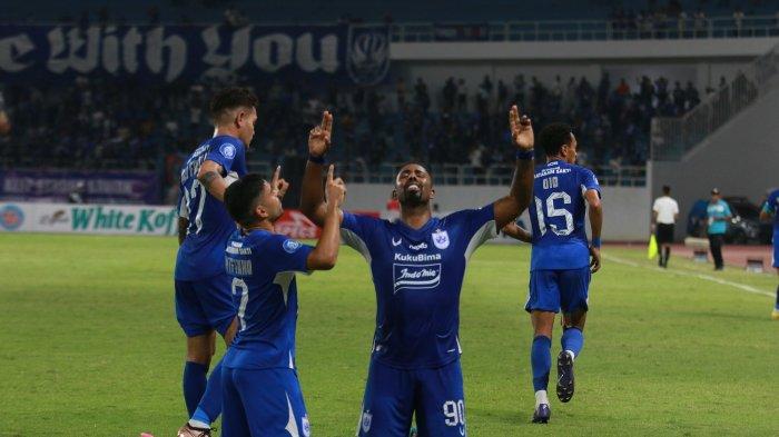 Pemain PSIS Semarang Vitinho turut merayakan gol rekan setimnya Carlos Fortes dalam laga melawan Barito Putera di pekan ke-13 BRI Liga 1 2023/2024.