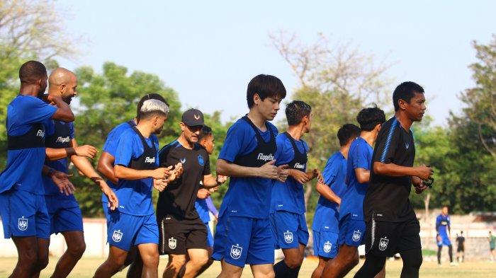 Recovery - Pemain PSIS Semarang yang masuk dalam starting line up di laga kontra Bhayangkara Presisi menjalani recovery pasca pertandingan dalam latihan di Lapangan Sidodadi Semarang, Rabu (5/7/2023)