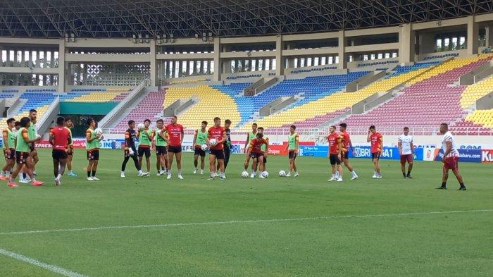 Pemain Persis Solo saat melakukan official training jelang menghadapi Persib Bandung dalam laga lanjutan pekan ke-7 BRI Liga 1 2023/2024 di Stadion Manahan, Senin (7/8/2023) sore.