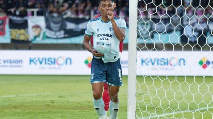 Pemain Persita Tangerang, Irsyad Maulana saat melakukan selebrasi usai mencetak gol ke gawang PSS Sleman dalam laga pekan ke-26 BRI Liga 1 2023/2024 di Stadion Manahan Solo, Selasa (27/2/2024) sore.