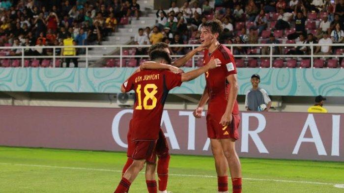Pemain Spanyol U-17 Quim Junyent (18) merayakan gol yang ia cetak ke gawang Kanada U-17 bersama rekan setimnya Marc Guiu dalam laga Grup B Piala Dunia U-17 Indonesia 2023 di Stadion Manahan Solo, Jumat (10/11/2023) -