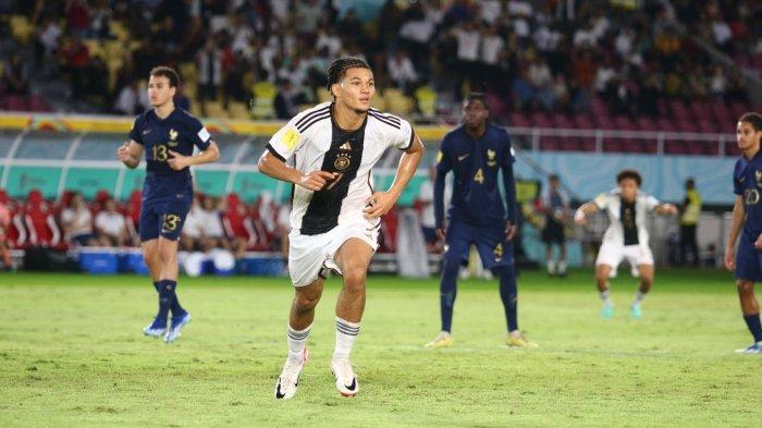 Pemain Tim Nasional Jerman Paris Brunners melakukan selebrasi usai mencetak gol ke gawang Prancis lewat titik putih dalam partai final Piala Dunia U-17 di Stadion Manahan Solo, Sabtu (3/12/2023) malam. Jerman sementara memimpin 1-0.