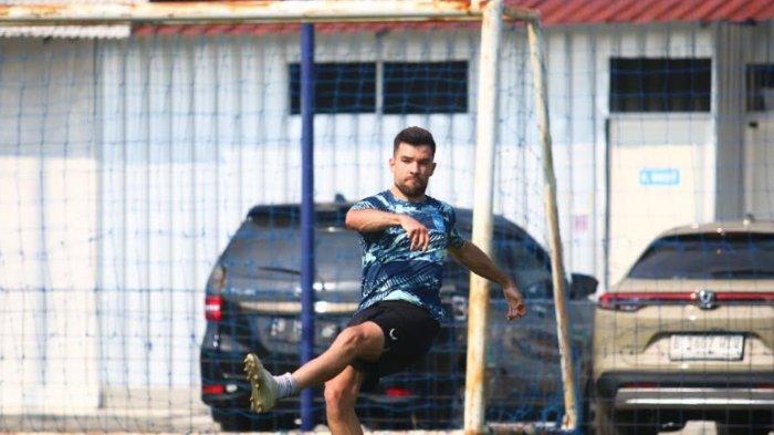 Pemain seleksi PSIS Semarang asal Spanyol, Roger Bonet (Ruxi) dalam latihan bersama tim Mahesa Jenar di Lapangan Wisesa Mranggen Demak, Selasa (21/5/2024)