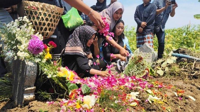 Beberapa rekan Osima Yukari menangis sembari menaburkan bunga seusai proses pemakaman di Desa Bangunsari, Kecamatan Patebon, Kabupaten Kendal, Minggu (26/1/2025).