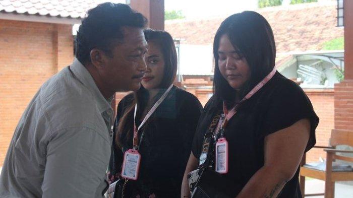 Pemandu lagu karaoke atau lady companion (LC) diberi kartu tanda pengenal oleh Dinporabudpar Kabupaten Blora di Pendopo Kantor Dinporabudpar, Blora, Jawa Tengah, Rabu (28/2/2024).