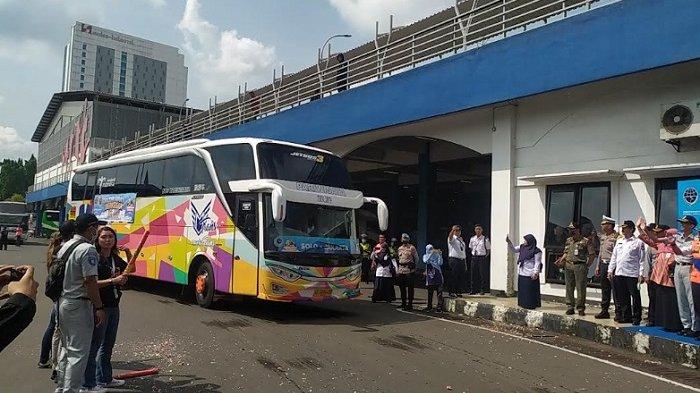 Pemberangkatan bus Mudik Gratis Angkutan Lebaran 2023 di Terminal Tirtonadi, Surakarta, Jumat (28/4/2023)

 