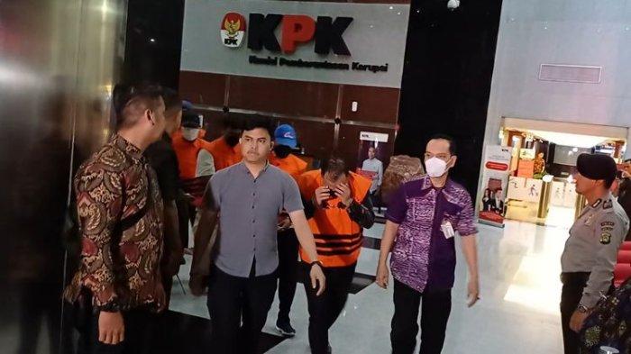 Karutan Komisi Pemberantasan Korupsi (KPK) Achmad Fauzi menutupi wajahnya saat hendak dibawa ke Rutan Polda Metro Jaya, Jumat (15/3/2024).