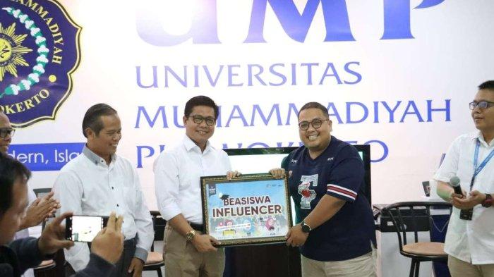 Pemberian beasiswa secara simbolis Rektor UMP Assoc Prof Dr Jebul Suroso di Gedung Penerimaan Mahasiswa Baru, Senin (26/6/2023) sore.