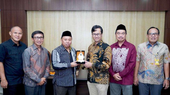 Pemberian kenang - kenangan