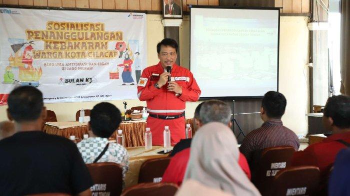Pemberian materi penanggulangan kebakaran oleh Section Head Emergency & Insurance PT KPI RU IV, Sjahru Sjakbani.