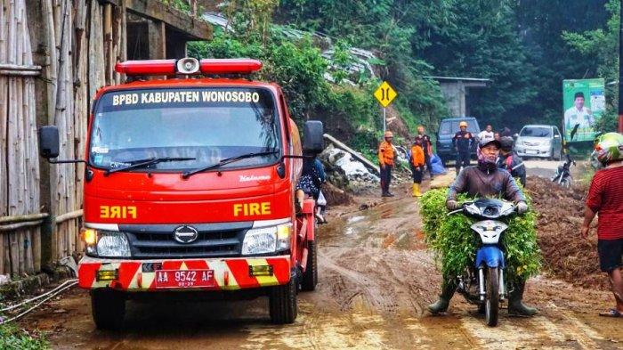 Proses pembersihan material longsor yang menutup jalan kabupaten akses Kejajar-Garung, Kabupaten Wonosobo, Selasa (6/2/2024).
