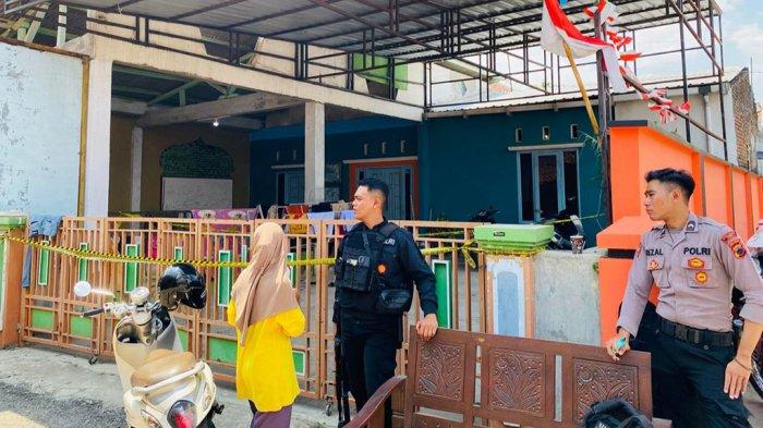 Suasana di depan rumah korban yang menjadi TKP pembunuhan beralamat di Dukuh Cergomas, RT 03/RW 07, Kelurahan Pakembaran, Kecamatan Slawi, Kabupaten Tegal, pada Senin (26/8/2024). Terlihat garis polisi masih terpasang dan ada petugas dari Polres Tegal yang berjaga di lokasi.