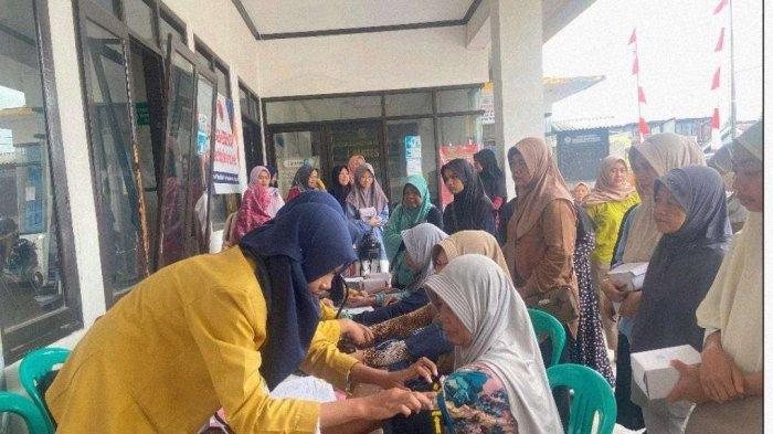 Pemeriksaan tekanan darah warga Desa Datar