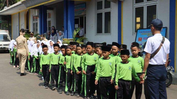 Pemerintah Kota Pekalongan melalui Dinas Perhubungan (Dishub) menerima kunjungan dari pelajar tingkat PAUD-SD kaitannya untuk memberikan sosialisasi keselamatan di jalan, salah satunya kunjungan dari MI NU Buaran, Senin (13/11/2023).