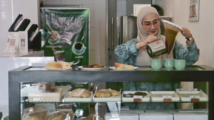 SEDUH KOPI - Pemilik Kopi Ling Sem, Komalasari sedang menyeduh kopi untuk pelanggan Jumat (7/2/25).