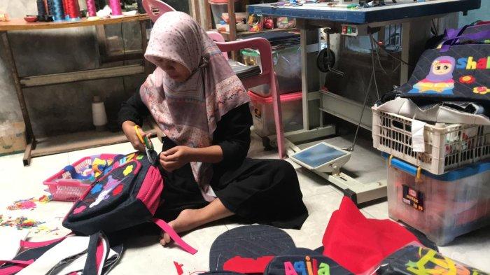 pasangan-suami-istri-asal-jepara-ubah-kain-flanel-jadi-tas-lucu-motif