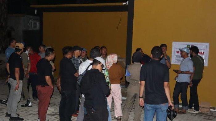 Polres Langkat dan tim gabungan dari Pemkab Langkat saat menutup diskotik One King Golden di Kecamatan Batang Serangan,Jumat (4/8/2023). (Dok.Polres Langkat)