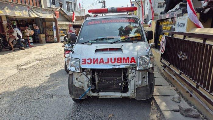 Penampakan ambulans usai adu banteng dengan kendaraan roda dua di Jalan Raya Batujajar, Kabupaten Bandung Barat (KBB), Jawa Barat, Selasa (27/8/2024).