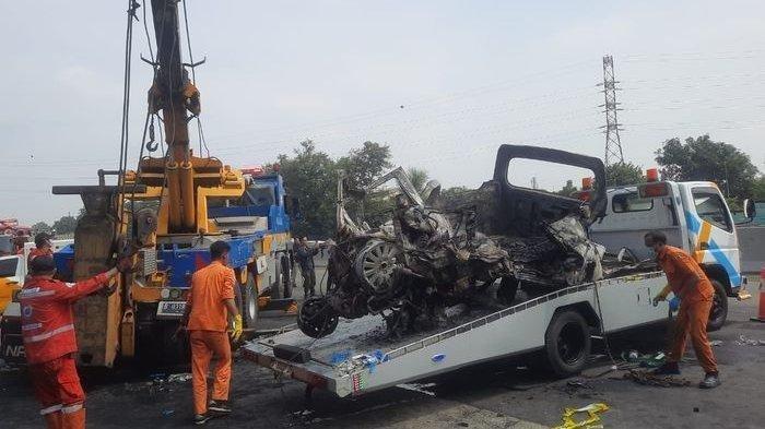 Penampakan bangkai kendaraan yang terbakar setelah terlibat kecelakaan di Tol Japek, Karawang, Jawa Barat, Senin (8/4/2024).