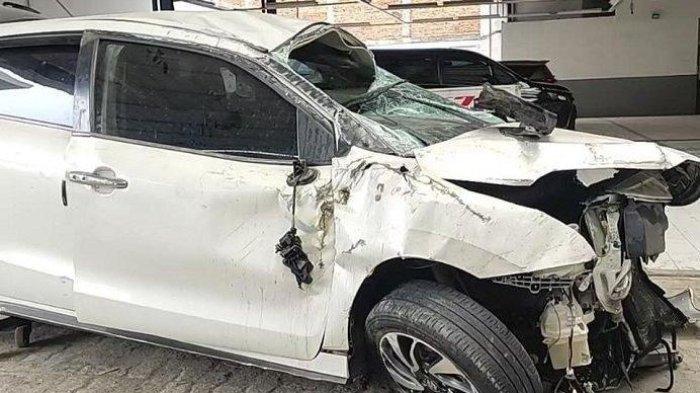 Penampakan mobil ringsek Ditumpangi Lady Nayoan dan Rendy Kjaernett saat terlibat kecelakaan.