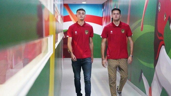 Penampilan Justin Hubner dan Ivar Jenner menggunakan jersey Timnas Indonesia.