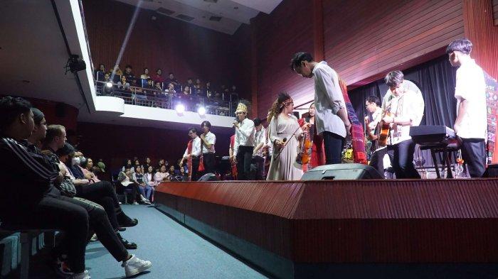 Penampilan Mahasiswa Prodi Seni Musik FBS dalam acara Freshman Concert, Selasa (11-07-2023) di Recital Hall UKSW