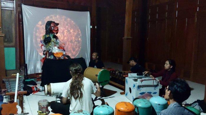 Komunitas Wayang Sampah menampilkan pertunjukan di sanggar seni wilayah Kecamatan Jaten Kabupaten Karanganyar pada Minggu (25/2/2024).