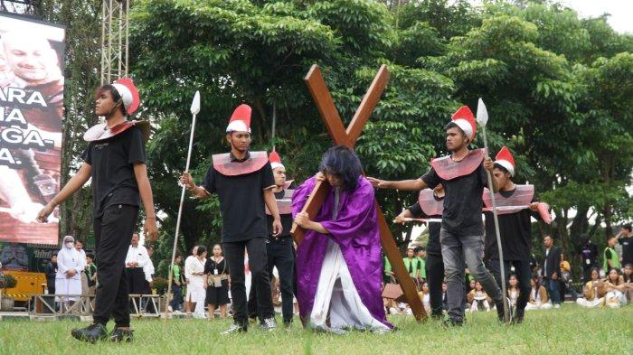 Penampilan drama Jalan Salib dari Campus Ministry dalam Perayaan Paskah UKSW, BKGS, dan Pemkot Salatiga di Lapangan Pancasila, Minggu (20-04-2025)