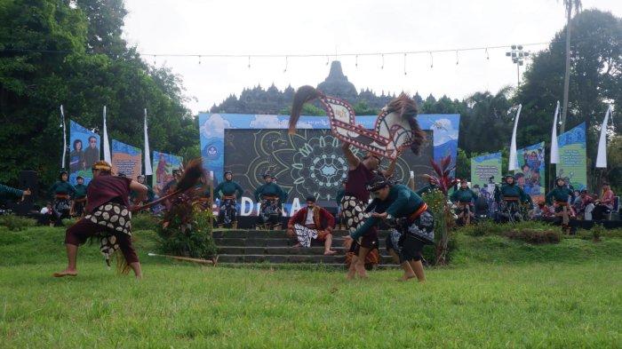 Penampilan kesenian Topeng Ireng dalam pameran dan festival merdeka belajar dilaksanakan di Hotel Grand Artos Magelang dan Lapangan Aksobya Candi Borobudur Magelang, Sabtu (25/5/2024).