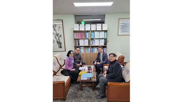 Penandatanganan dan pembahasan PKS dengan Dekan College of Medicine Science Prof. Kwan Lee (Dekan College of Medicine Science, Dongguk University) dan juga Prof Il Soo Moon (Direktur Laboratorium Molecular Neurobiology, Dongguk University)