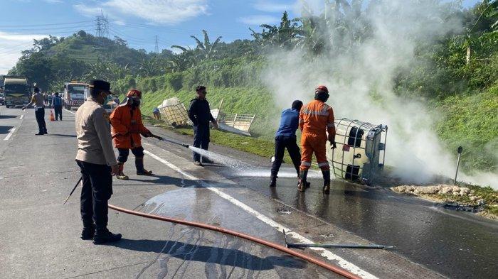 Kapolres Semarang, AKBP Ike Yulianto bersama para pemadam kebakaran, petugas dari PT TMJ, dan pekerja menangani kecelakaan beruntun beserta dampaknya di ruas Tol Semarang-Solo, tepatnya KM438B, Desa Derekan, Kecamatan Pringapus, Kabupaten Semarang, Jumat (3/1/2025).