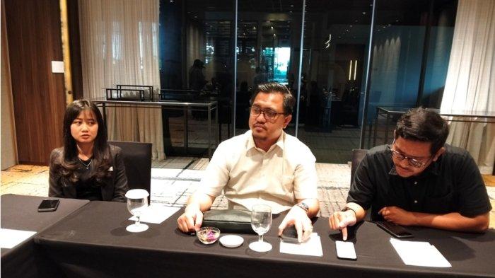 Penasihat hukum Hotel Aruss Semarang memberikan keterangan pers terkait penyitaan dilakukan Bareskrim Polri, Senin (6/1/2025). 