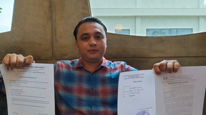 Penasihat hukum korban perumahan, Edi Purnomo, tunjukan tanda jadi yang telah dibayarkan kliennya kepada pengembang perumahan di Rowosari Tembalang.
Penasihat hukum korban perumahan, Edi Purnomo, tunjukan tanda jadi yang telah dibayarkan kliennya kepada pengembang perumahan di Rowosari Tembalang.