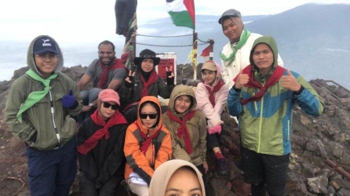 Pendaki asal Riau yang selamat dari erupsi Gunung Marapi di Sumatra Barat, saat berada di puncak, Minggu (3/12/2023).(Dok. Sri Wahyuni )