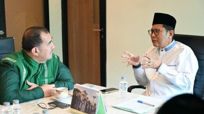 Pendeta Gilbert Lumoindong (kiri) mendatangi kantor Majelis Ulama Indonesia (MUI), Selasa (16/4/2024) siang. - Begini kronologi Pendeta Gilbert Lumoindong dilaporkan ke polisi soal penistaan agama, diduga mengolok-olok zakat dan salat umat Islam.
