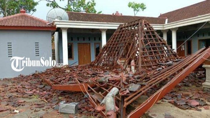 Pendopo Balai Desa Soco di Kecamatan Slogohimo Wonogiri yang ambruk diterpa angin kencang, Minggu (22/10/2023).